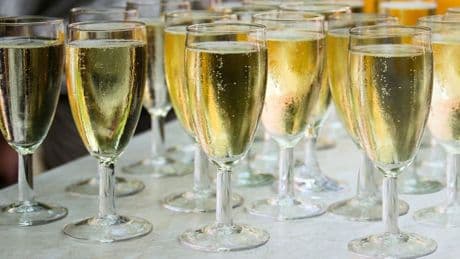 Il vendait du faux champagne à 8,50 euros la bouteille: un vigneron condamné à 4 ans de prison dont 18 mois ferme