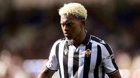 Jozhua Vertrouwd (20) tekent vijfjarig contract bij Rayo Vallecano op hoogste niveau in Spanje