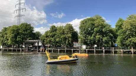 Autonome Boote sammeln Müll im Hamburger Hafen ein