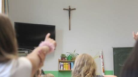 München: Schülerinnen in Bayern klagen erfolgreich gegen großes Kruzifix in Gymnasium