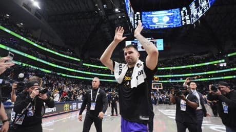 Luka Doncic inspira un libro de filosofía con aportaciones de leyendas del baloncesto: "Siempre sonríe, aunque le estén golpeando"