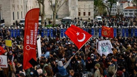 En Turquie, des dizaines de proches du maire d’Istanbul, actuellement en prison, ont été arrêtés