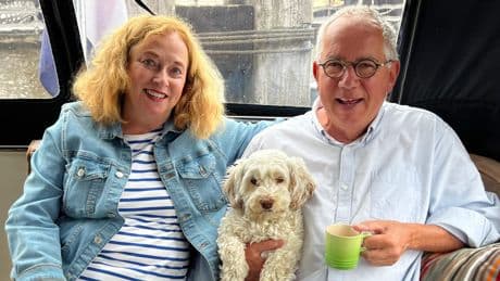 Anne-Marike vaart met haar man door Friesland: ’Je wordt door iedereen begroet’