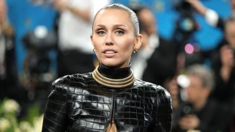 Miley Cyrus lag in ziekenhuis met ontsteking: ’Mijn been begon uit elkaar te vallen’