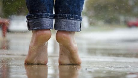 Descubre las mejores cremas hidratantes para pies secos y agrietados que regeneran y suavizan la piel
