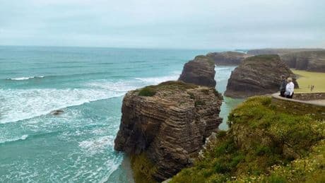 Conocemos la playa de las catedrales y el cementerio donde descansa el premio Nobel Severo Ochoa