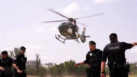 La Policía se entrena con helicópteros, perros y agentes para buscar a un desaparecido en la sierra de Madrid