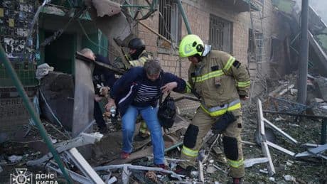 Guerre en Ukraine: des bombardements russes "massifs" sur Kiev font au moins cinq morts et une vingtaine de blessés