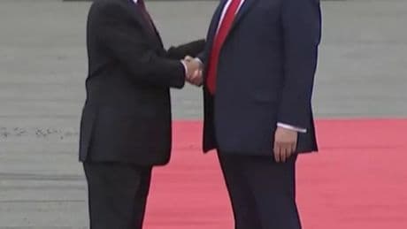 La poignée de main historique entre Donald Trump et Vladimir Poutine en Alaska