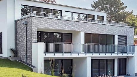 875 Quadratmeter mit Autolift - Mertesacker-Villa wird versteigert