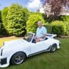 Tonny (74) knutselt zelf indrukwekkende mini-Porsche in elkaar: “40 jaar lang dacht ik er niet aan... Tot ik uit coma ontwaakte”