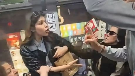 Tramvayda yolcuların yer tartışması kavgaya dönüştü