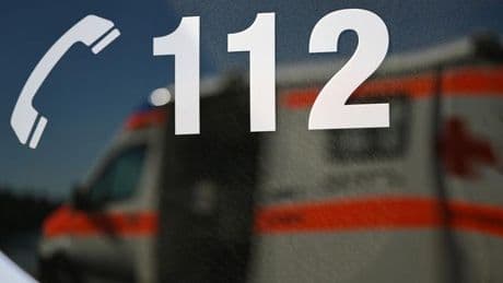 Unfälle: Motorradfahrer rutscht unter Lkw-Anhänger - schwer verletzt
