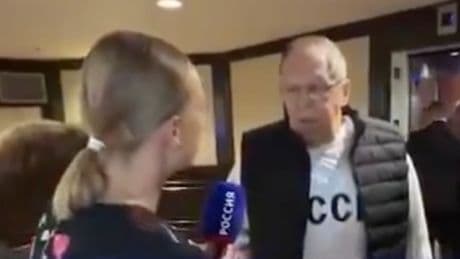 Ankunft in Alaska - Trägt Lawrow hier ein UdSSR-Shirt?