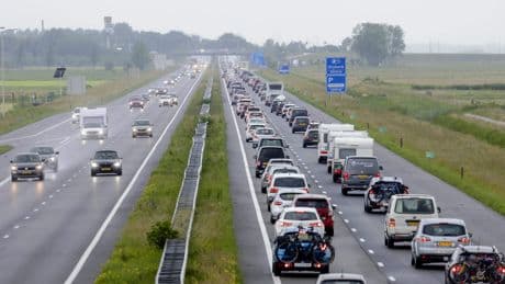 Mag je bij file over de vluchtstrook om uit te voegen?