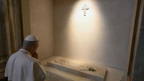 Segundo gesto de León XIV con Francisco en sólo unas horas: visita Santa María la Mayor para rezar ante su tumba