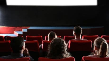 Face à l'addiction aux écrans, le cinéma préconisé comme remède