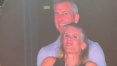 Un mois après le scandale de la Kiss Cam au concert de Coldplay, l’ancienne DRH, Kristin Cabot, divorce de son mari