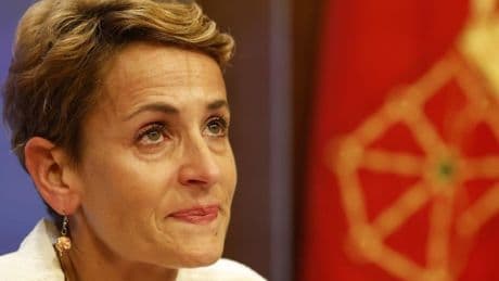 Chivite rompe a llorar al hablar de su «amigo» Santos Cerdán: «Lo que he leído no se corresponde con él»
