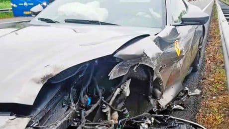 Crash met een flink prijskaartje: peperdure Ferrari botst tegen vangrail, verliest wiel en complete voorkant
