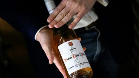 Droits de douane : la filière des vins et spiritueux appelle la France et l'UE à "la poursuite des négociations"