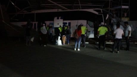 Kontrolden çıkan yolcu otobüsü oto yıkamaya daldı: 8 yaralı