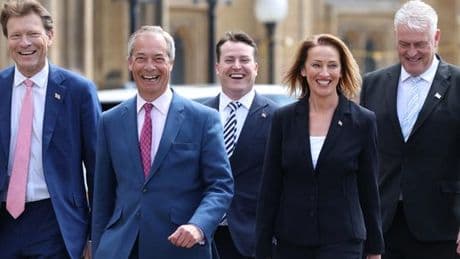 Avec Nigel Farage, l’extrême droite s’impose en principal adversaire du gouvernement britannique
