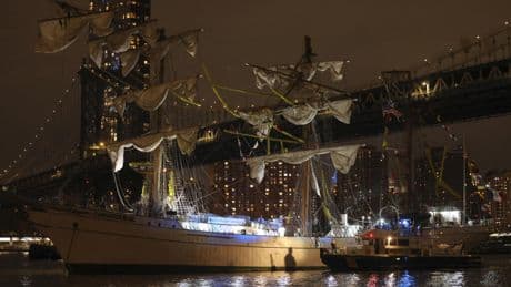 New York: un navire-école mexicain heurte le pont de Brooklyn, plusieurs victimes