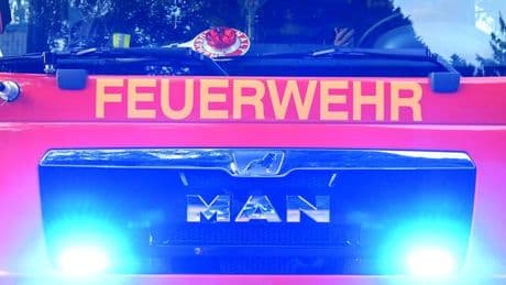 Unfall in Malchin: Tankwagen mit 22.000 Litern Gülle kippt in Graben