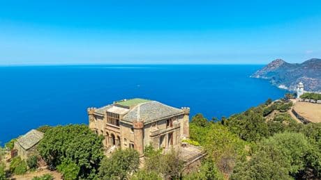 Et si vous deveniez propriétaire dans le cap Corse d’un château aux multiples secrets