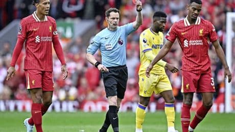Gelijkspel en rood kunnen pret kampioen Liverpool niet drukken