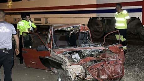 Yolcu treni otomobile çarptı