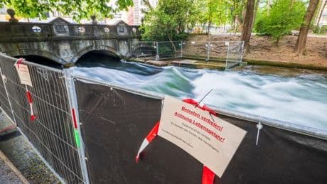 Freizeitsport: Eisbachwelle bleibt nach Surfunfall gesperrt - Strafanzeige
