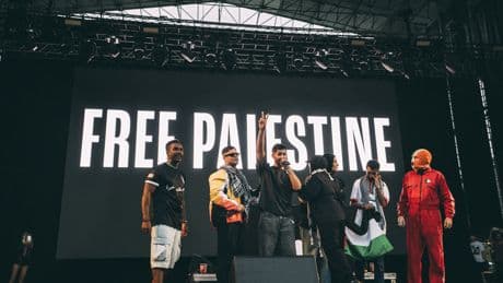 La tormenta de Kneecap en el Bilbao BBK Live: un mitin político por Palestina y una patada en el trasero a Starmer