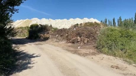 Bouches-du-Rhône: un terrain agricole privé entre Istres et Saint-Martin-de-Crau transformé en décharge illégale