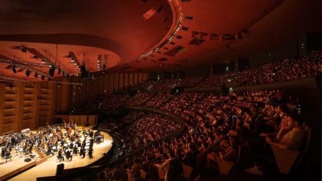 Influenceurs, abonnements à prix cassés, concerts debout… Comment les orchestres courtisent les jeunes