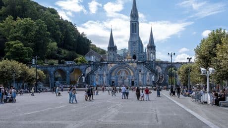 Lourdes 2025, l’homélie du 13 août : « Revenir pour chercher le Christ »