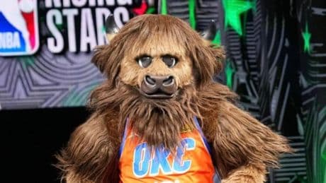Los Thunder van muy sobrados: ¡su mascota mete tantos triples como Anthony Edwards!
