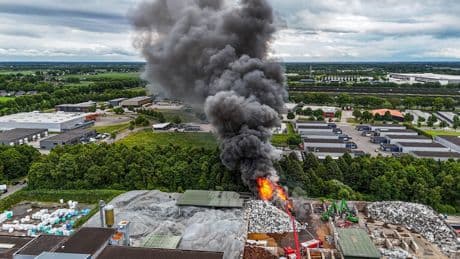 NL-Alert verstuurd om grote brand bij metaalverwerkingsbedrijf in Emmen