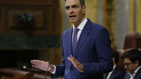 Sanchez, bufera sul leader spagnolo: svelati i What»sApp in cui silenziava i compagni di partito. «Smetta di rompere le p***»