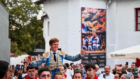 Más orejas que temple con Borja Jiménez a hombros en la última de Azpeitia
