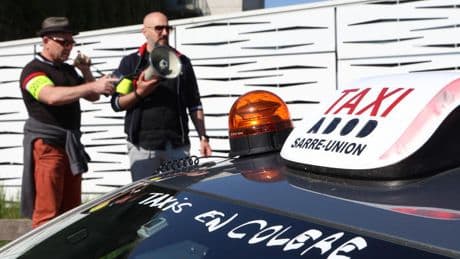 Transport sanitaire, VTC… Pourquoi les taxis bloquent plusieurs villes de France ce lundi ?