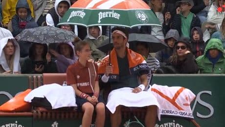 Roland-Garros : en vidéo, le geste plein de classe de Lorenzo Musetti pour une ramasseuse de balle