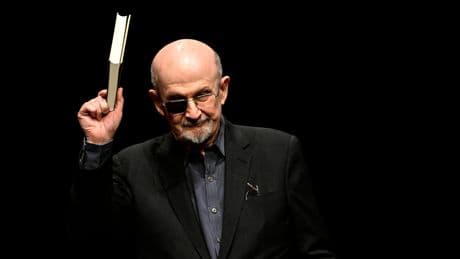 «Je doute qu’il m’ouvre son cœur» : Salman Rushdie commente la condamnation de son agresseur