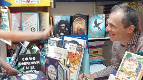 Pedro Duque publica &#039;Viajes espaciales&#039; o cómo hablar a los niños del espacio: &quot;Me gustaría vivir allí y ver todos los días la tierra&quot;