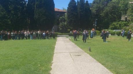 Boğaziçi Üniversitesi'nde kayyum rektör nöbeti: Akademisyenler ve öğrenciler gözaltındaki öğrencileri için nöbet tuttu