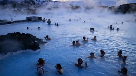 LIVE | Bij toeristen populaire Blue Lagoon in IJsland ontruimd na vulkaanuitbarsting