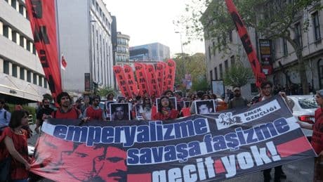 Yüzlerce genç Deniz, Yusuf, Hüseyin için Dolmabahçe'ye yürüdü