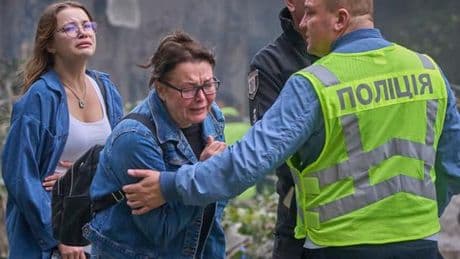 En direct, guerre en Ukraine : quinze personnes tuées dans l’attaque russe à Kiev, selon un nouveau bilan