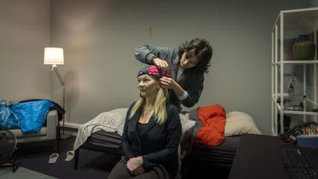 Daphne slaapt al tien jaar niet meer door en komt in slaaplaboratorium tot ontdekking: ’Geen wonder dat ik doodmoe wakker word’